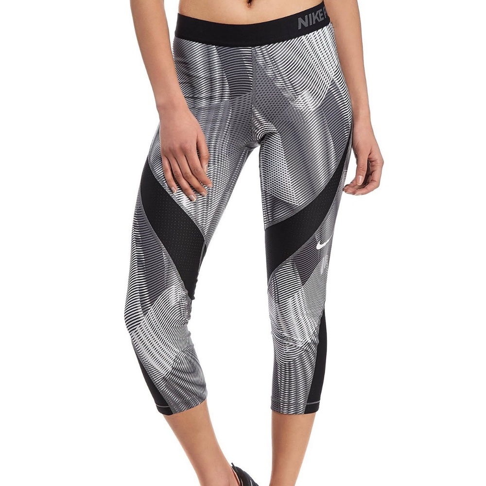Nike Pro DriFIT Hypercool Frequency Women Training Capri Sz M
